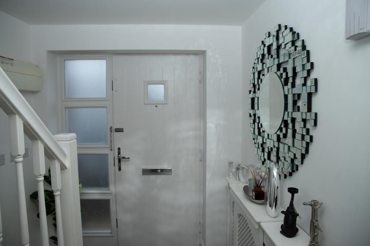 Broughton Haven 5 Beds House Free Wifi, Free Parking, Netflix Apartment
