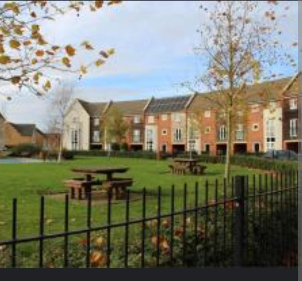 Broughton Haven 5 Beds House Free Wifi, Free Parking, Netflix Apartment Milton Keynes